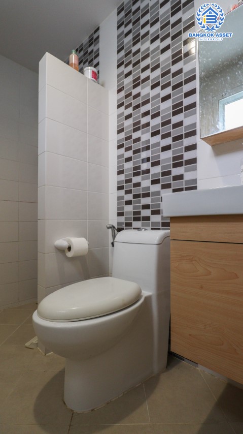 *****บ้านเดี่ยวมือสองย่านนนทบุรี ม.ดีซิโอ้ ราชพฤกษ์ หลังมุม บนเนื้อที่ 54.1 ตร.ว. พร้อมฟังก์ชัน 3 ห้องนอน 3 ห้องน้ำ 2 ที่จอดรถ บรรยากาศเงียบสงบ ทำเลดี เชื่อต่อทั้งถนนราชพฤกษ์, ถนนรัตนาธิเบศร์, ถนนชัยพฤกษ์, ถนนแจ้งวัฒนะ และรถไฟฟ้าสายสีม่วง "สถานีบางรักน้อยท่าอิฐ"